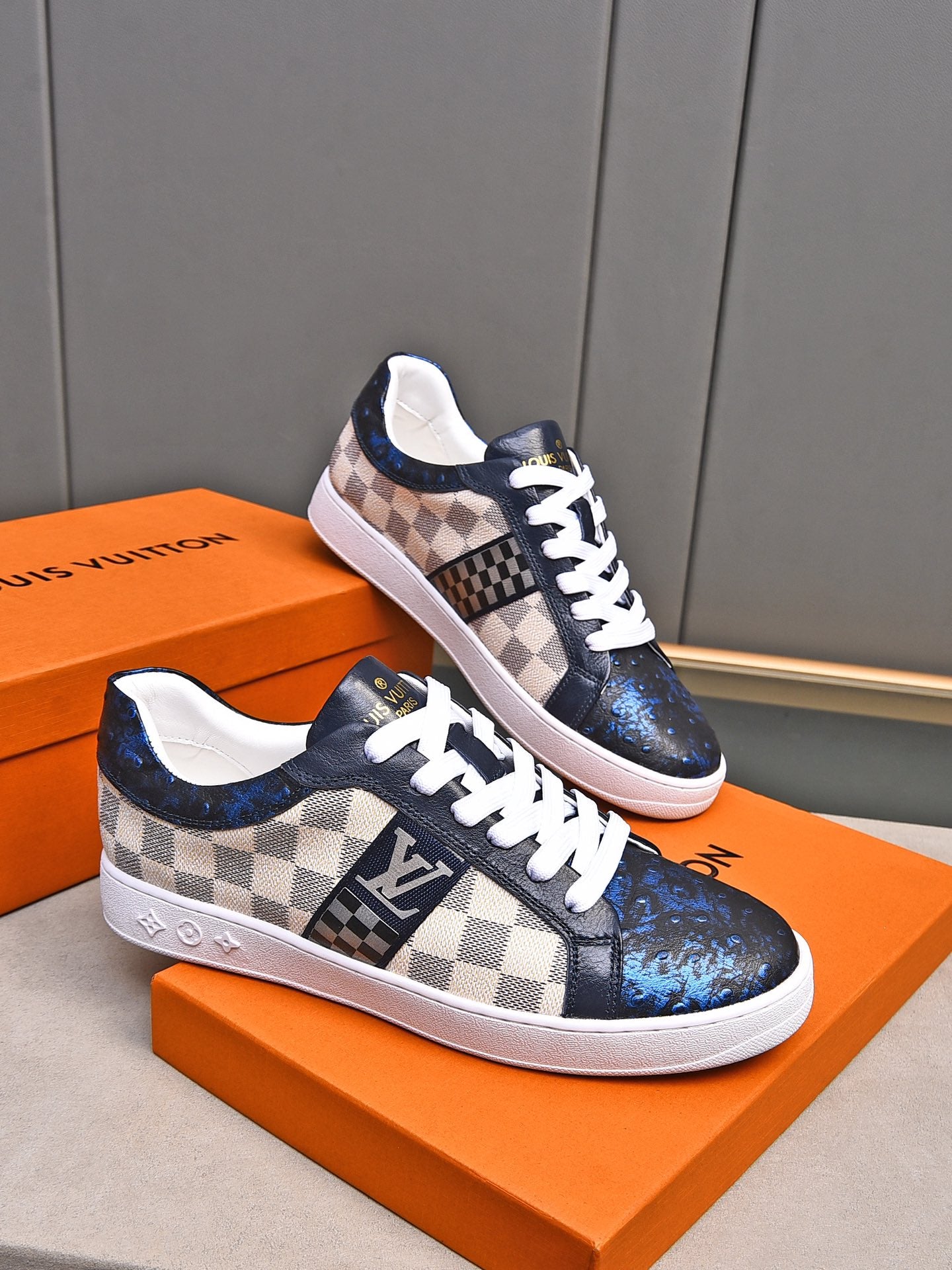 V Fashionable plaid print sneakers 0724101401