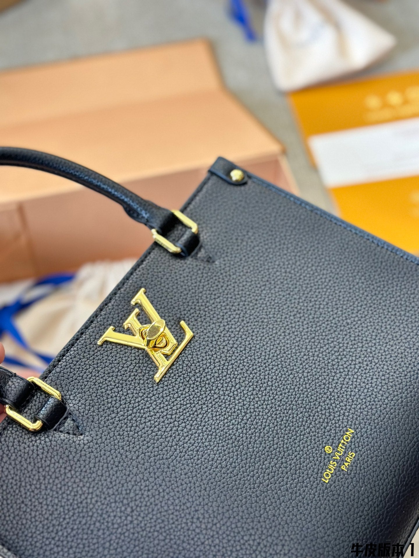 V Fashion LOCK & GO Handbag 0724061304