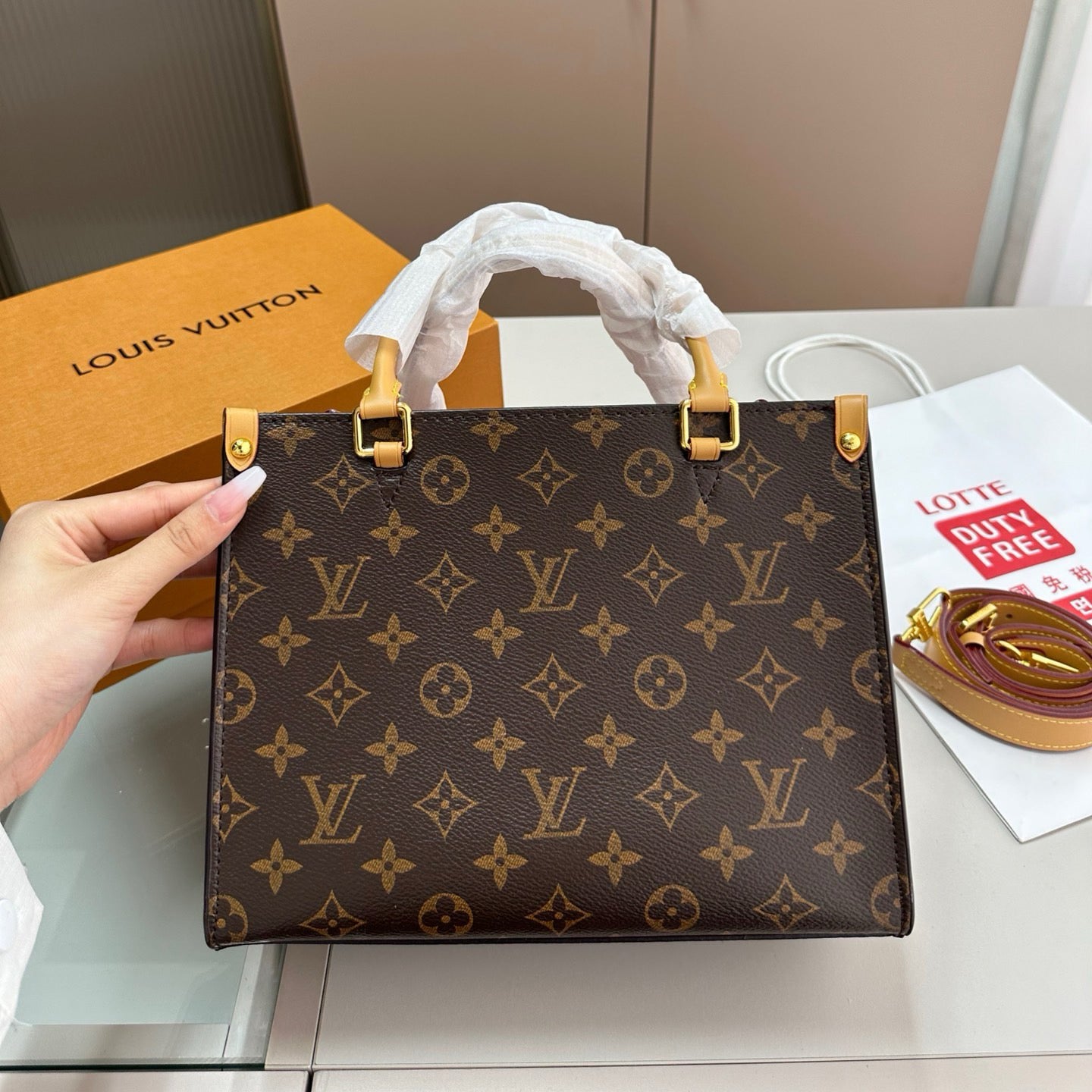 V fashion print LOCK & GO handbag 0724061305
