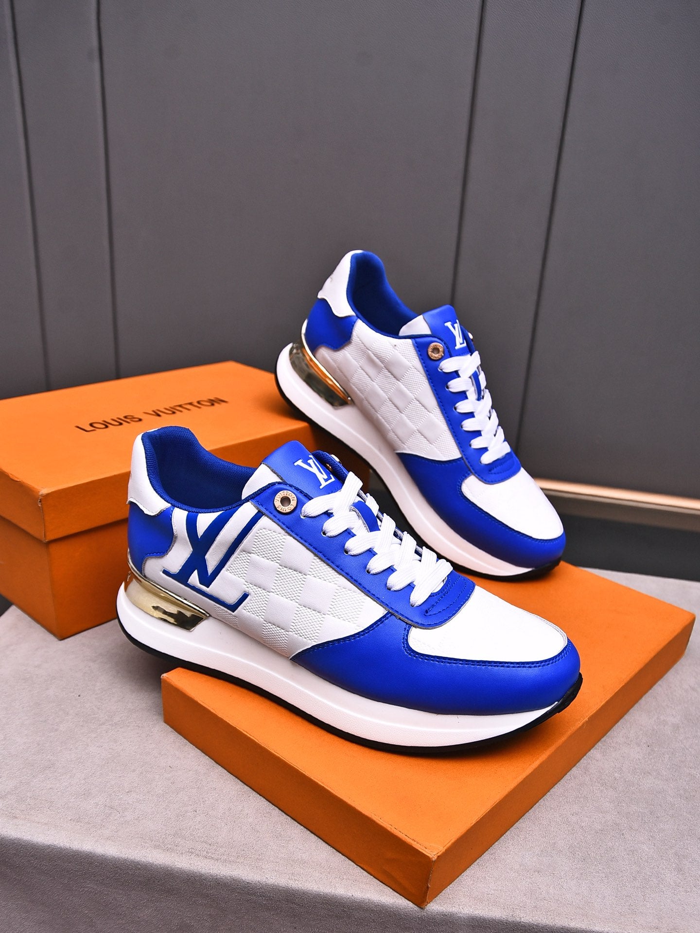 V latest luxury new rubber-soled sneakers 0724042401
