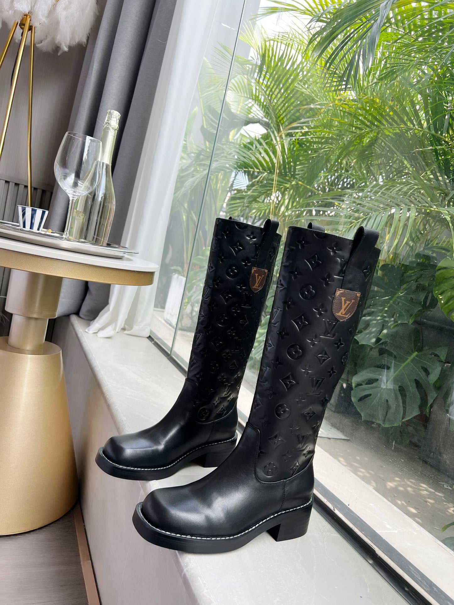 V Logo stylish embossed printed leather boots 0724101803