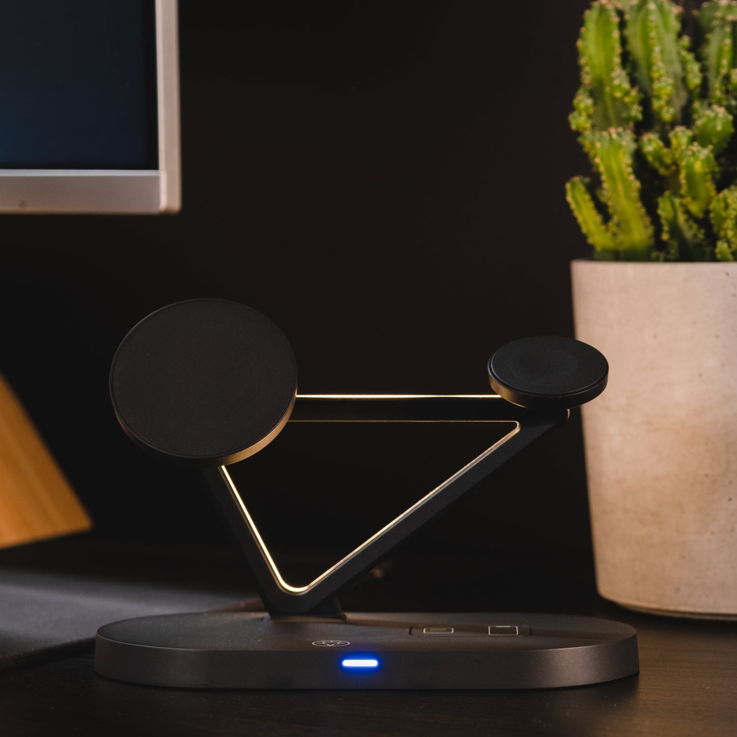 PRISM CHARGING STATION BY MDRNDOCK