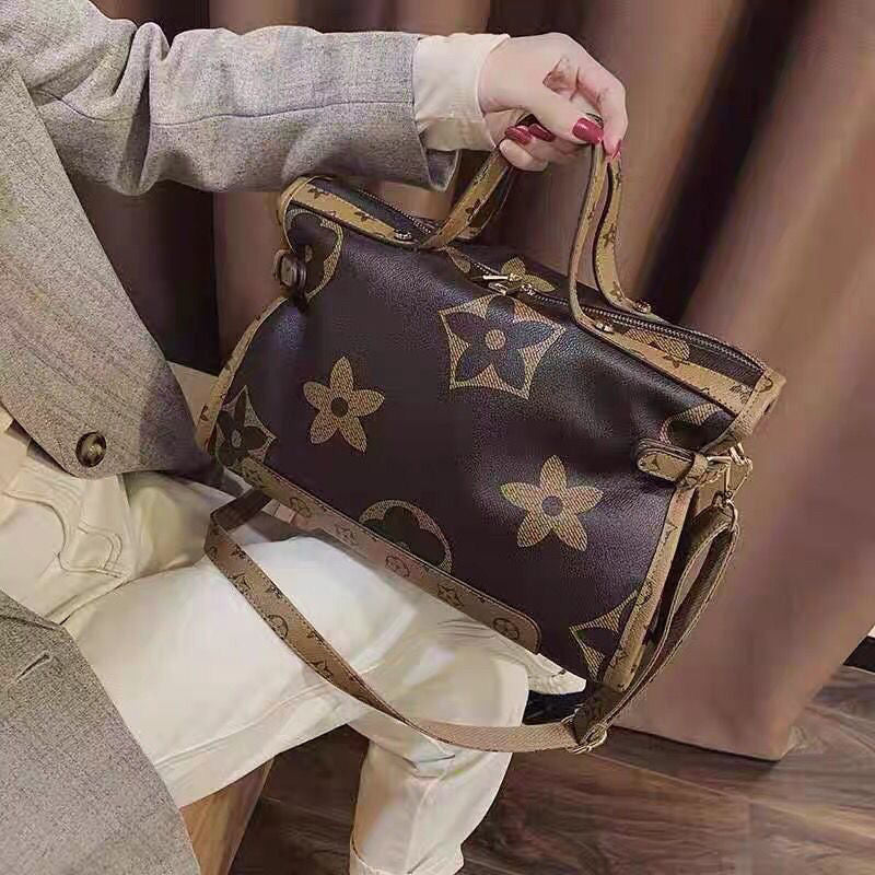 Carrying a large-capacity crossbody bag 2025080802