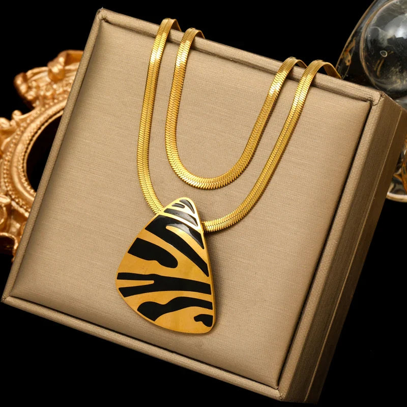 Square pendant necklace 2025081210