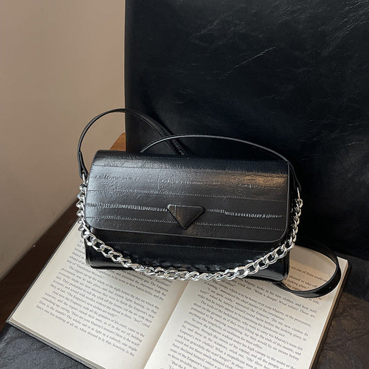 Simple yet luxurious messenger bag 2025073105