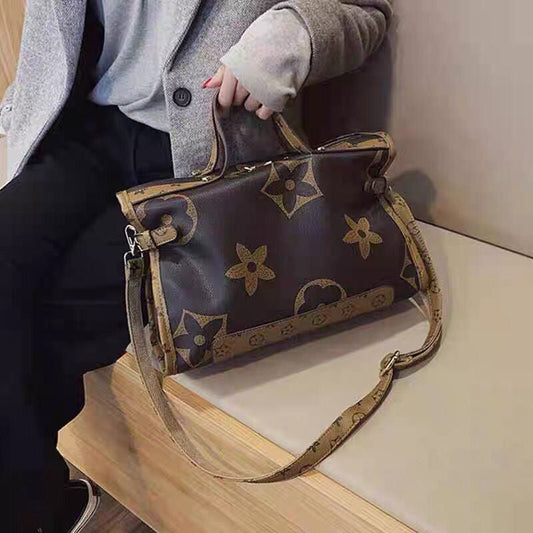 Carrying a large-capacity crossbody bag 2025080802